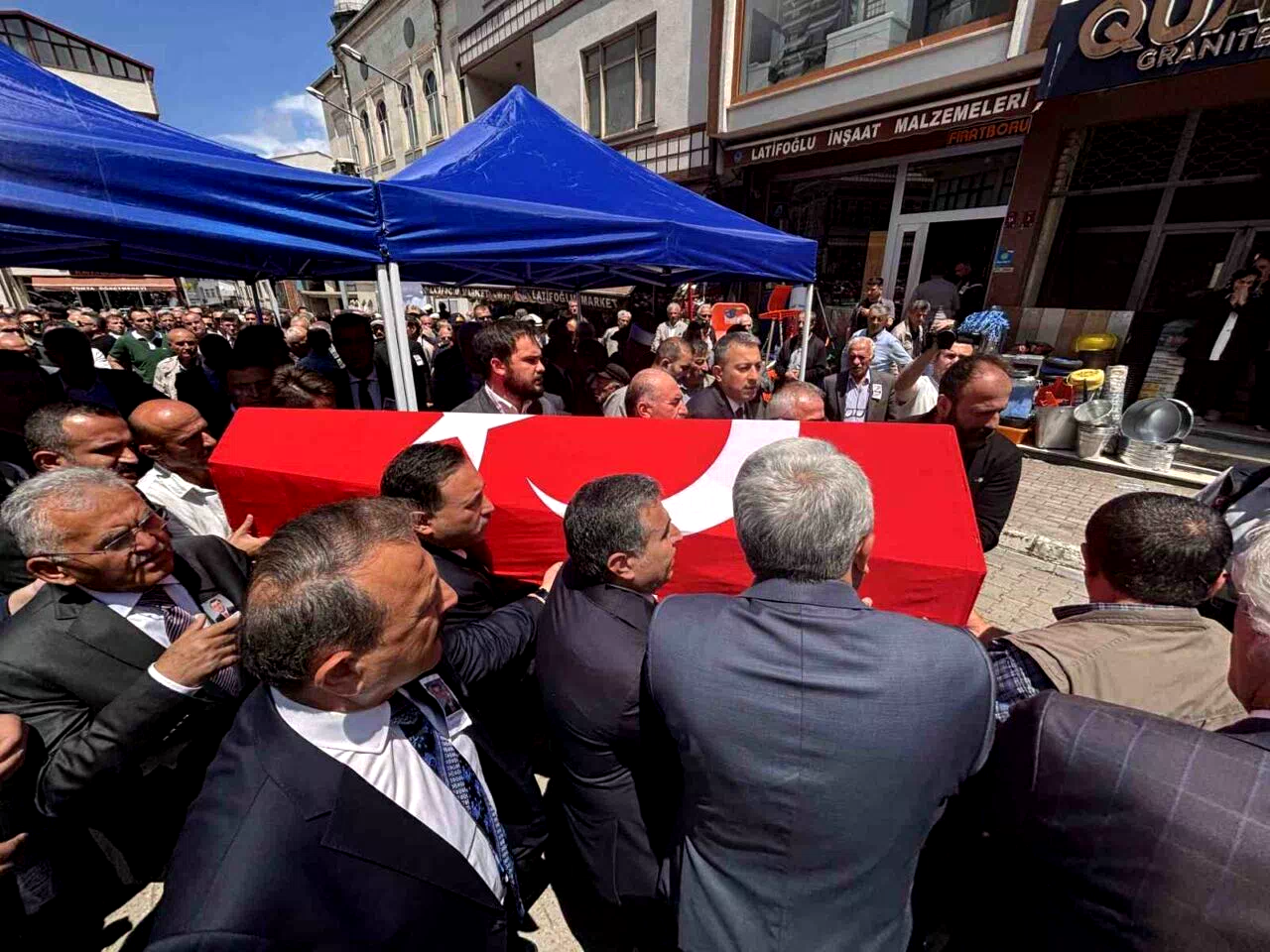 Kalp krizine yenik düşen Vali Yardımcısı Şenol Esmer memleketi Trabzon’da toprağa verildi