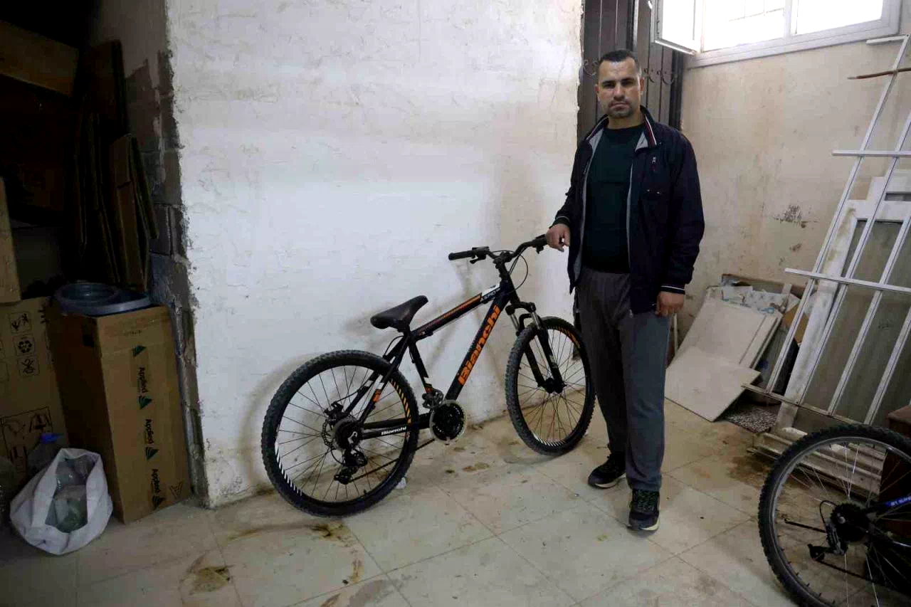 Kameralara yakalanan bisiklet hırsızına “Yazık yaşın genç diye şikayetçi olmadık, bir an önce iş bul ve çalış” diyerek nasihat etti