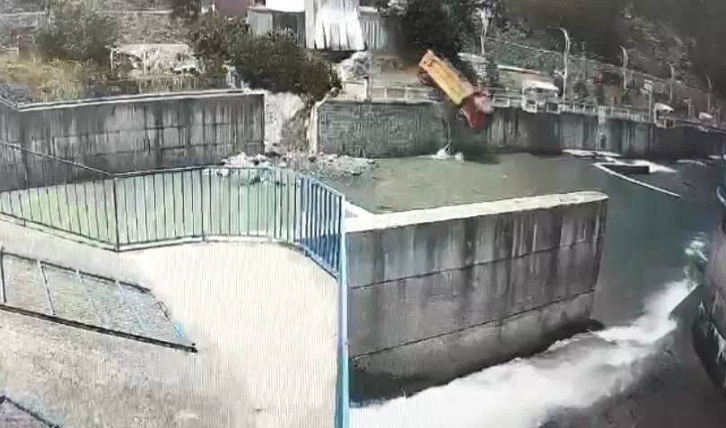 Kamyon dereye uçtu, kaza anı kamerada