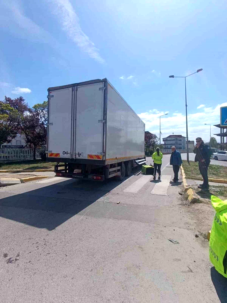 Kamyon ile çarpışan motosikletin sürücüsü yaralandı