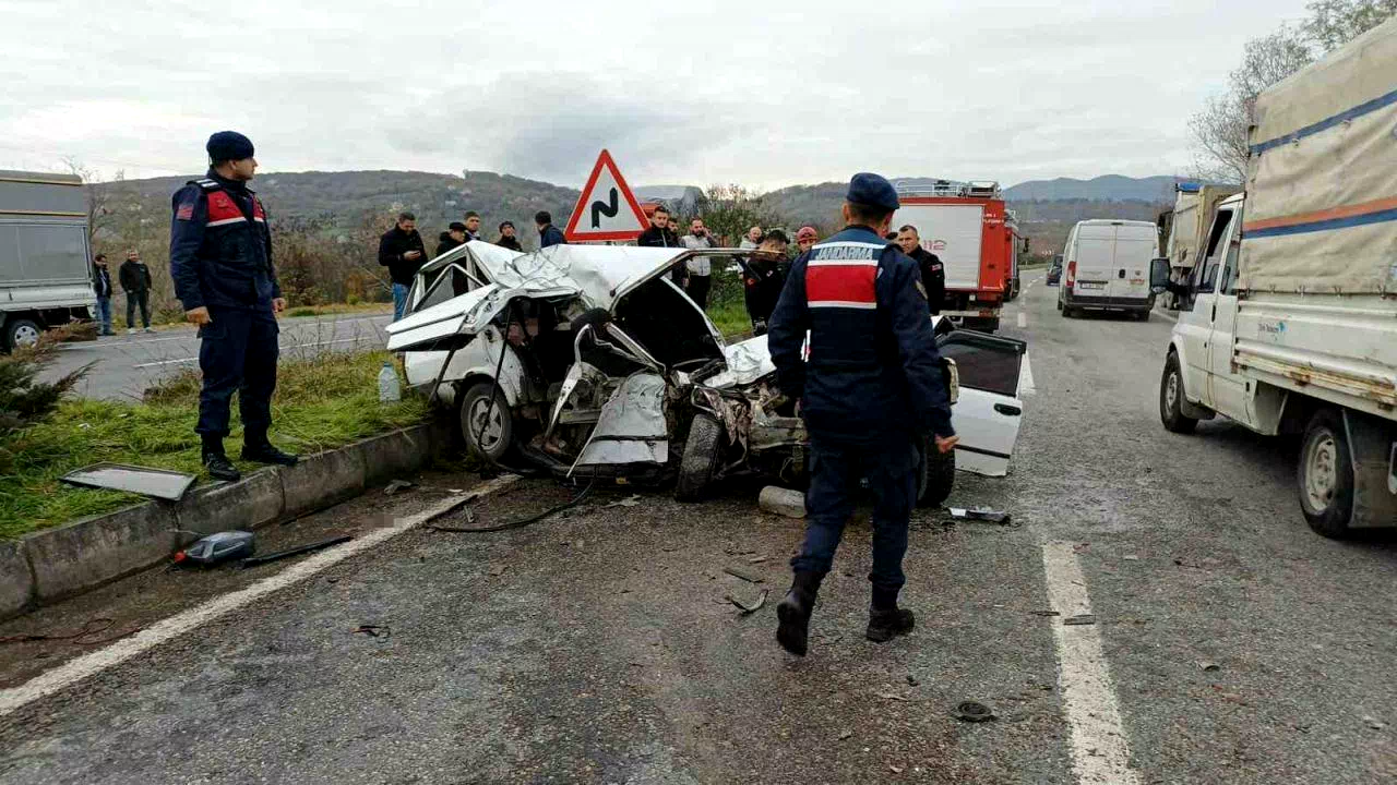 Kamyona çarpan otomobil hurdaya döndü: 1 ölü, 2 yaralı