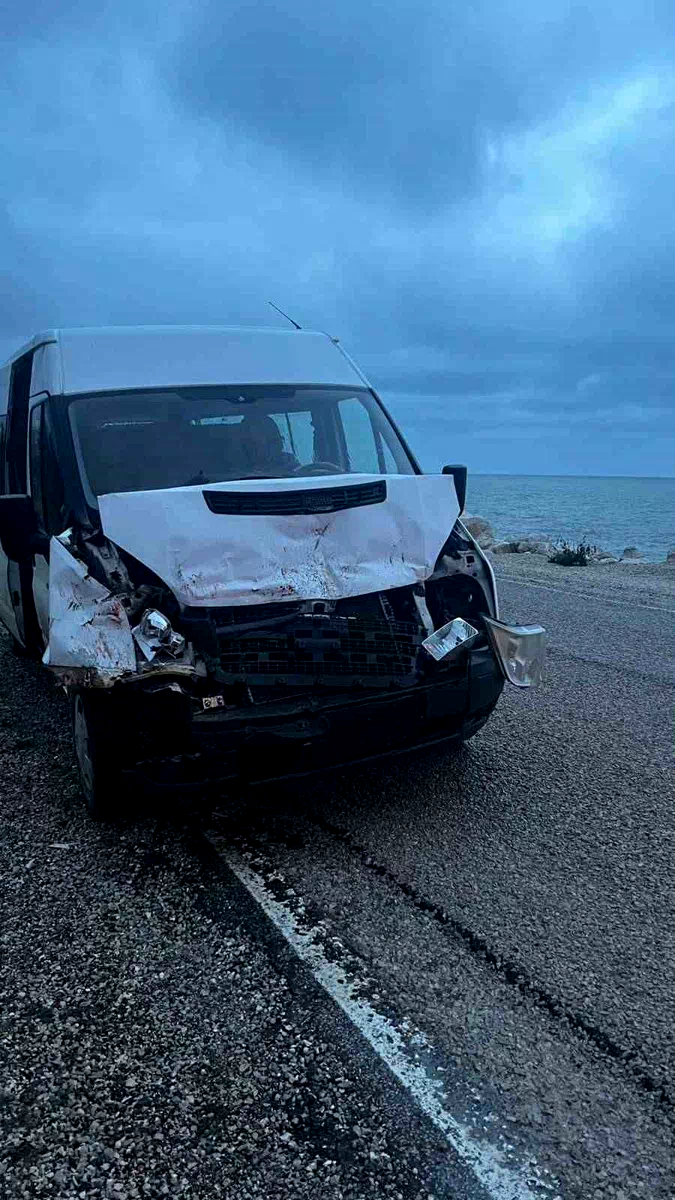 Kamyona çarpan servis aracındaki 3 öğrenci yaralandı