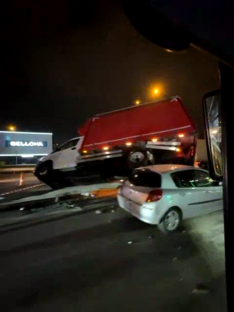 Kamyonet bariyerlere uçtu