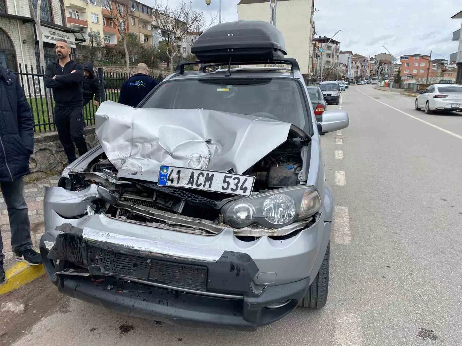 Kamyonete çarpan otomobildeki çocuk yaralandı!