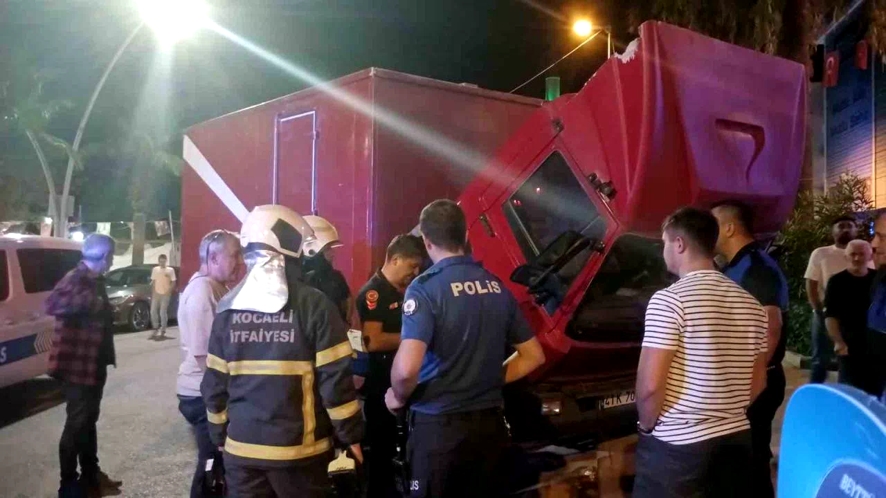 Kamyoneti yanmaktan kurtardılar