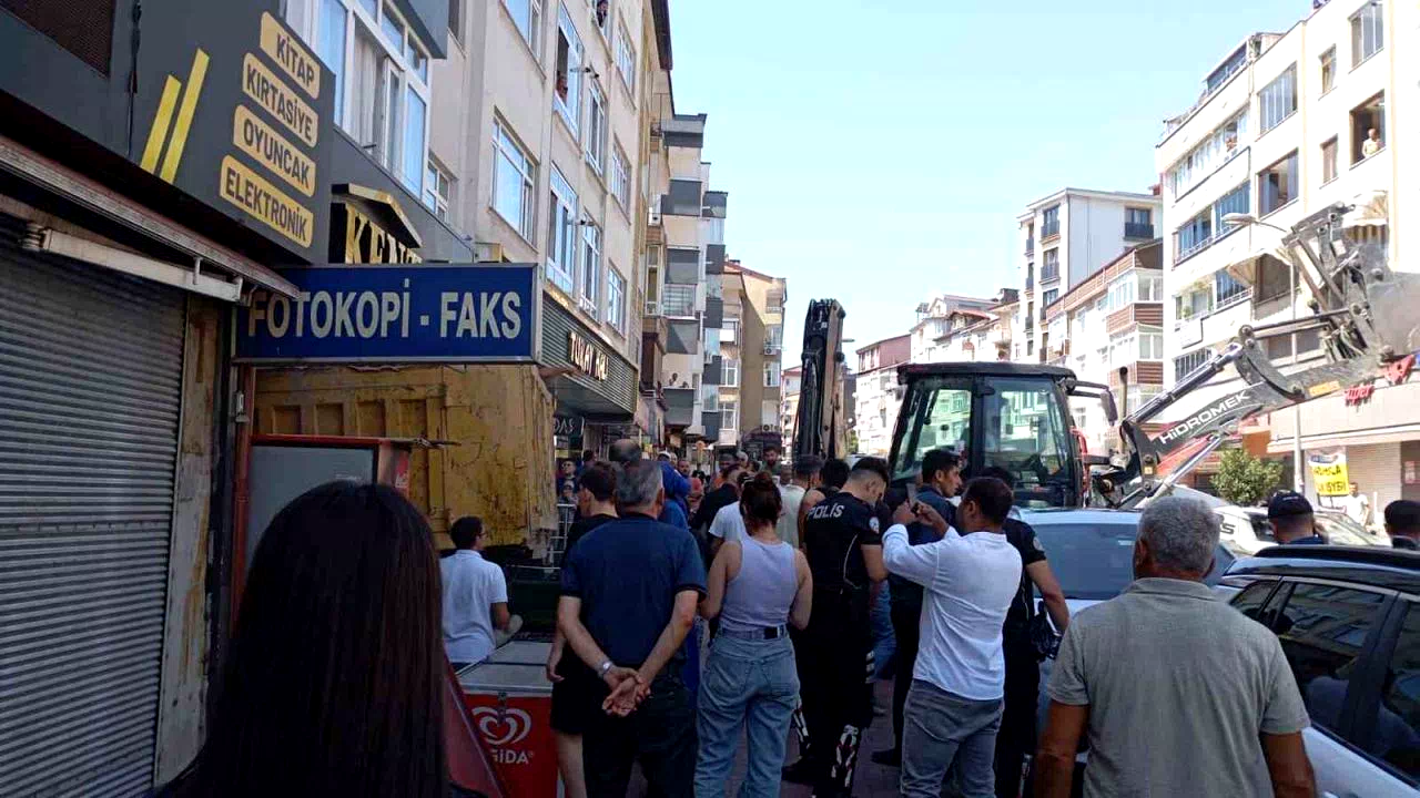 Kamyonun frenleri patladı, dükkana daldı