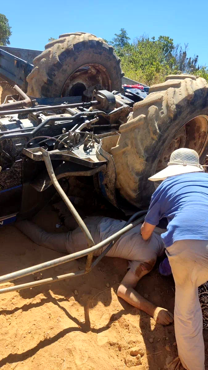 Kandıra’da ters dönen traktörde sürücü yaralandı