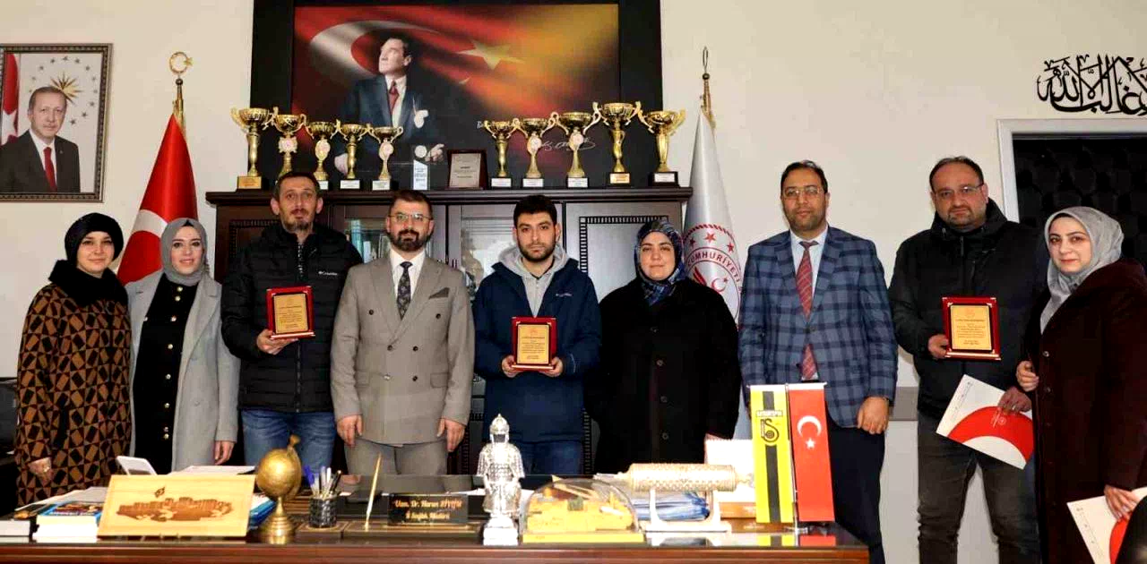 Kanser taramalarında başarı gösteren sağlık çalışanlarına plaket verildi