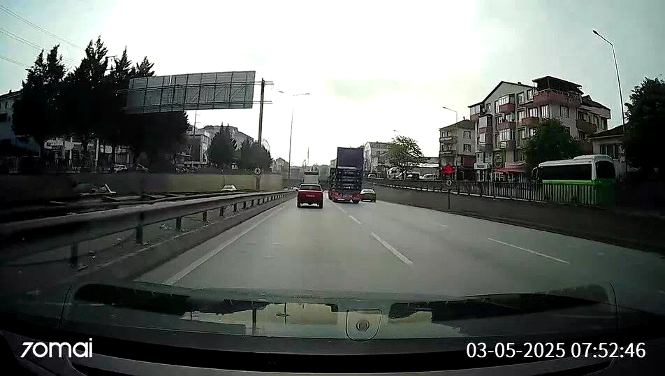 Kapağı açık unutulan kamyon tünele çarptı