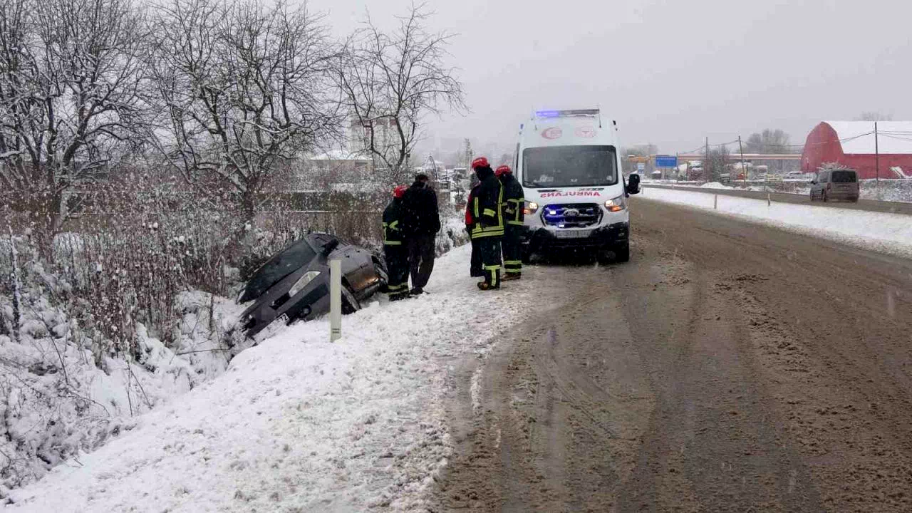 Kar kazayı beraberinde getirdi, yan yatan otomobildeki 4 kişi yaralandı
