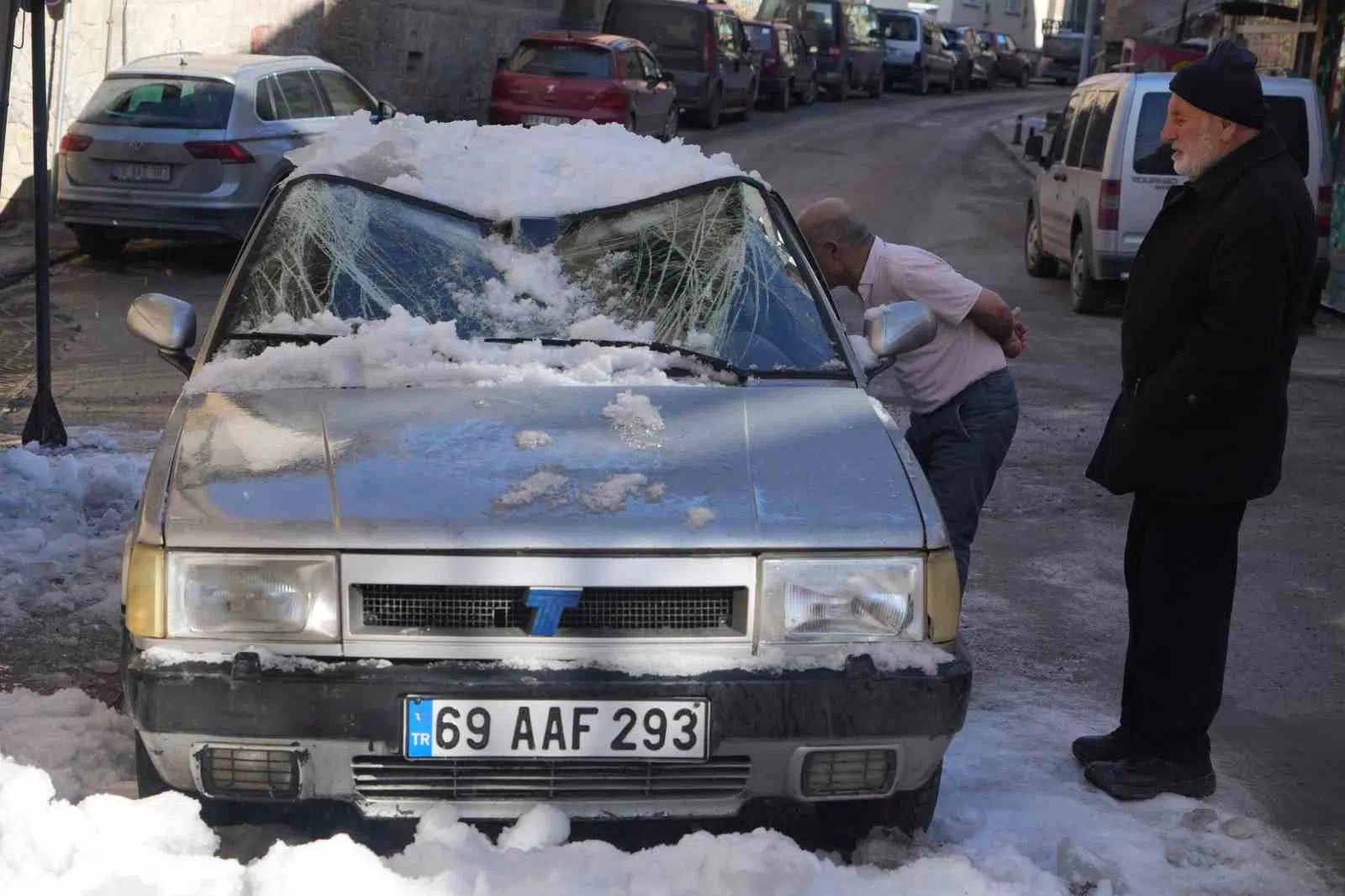 KAR KÜTLESİ OTOMOBİLİ PERTE ÇEVİRDİ!