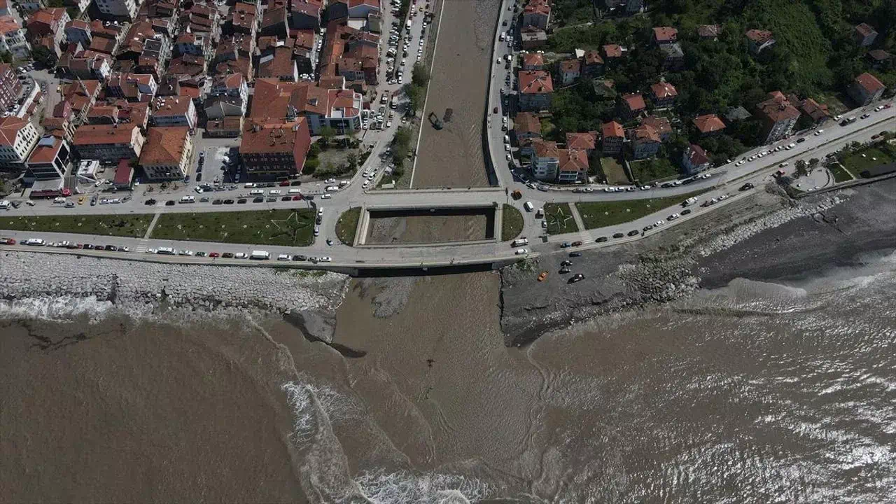 Kar suları Karadeniz’in rengini değiştirdi: İnebolu kıyıları kahverengiye büründü
