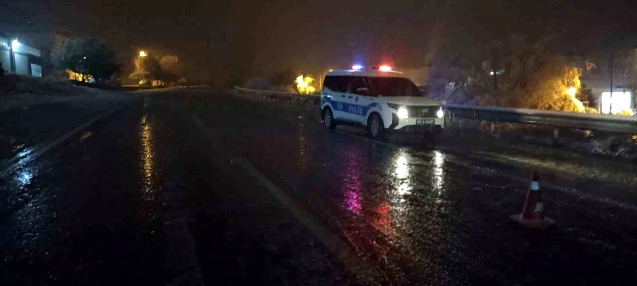 Kar ve tipi etkisini artırdı, kara yolları trafiğe kapatıldı