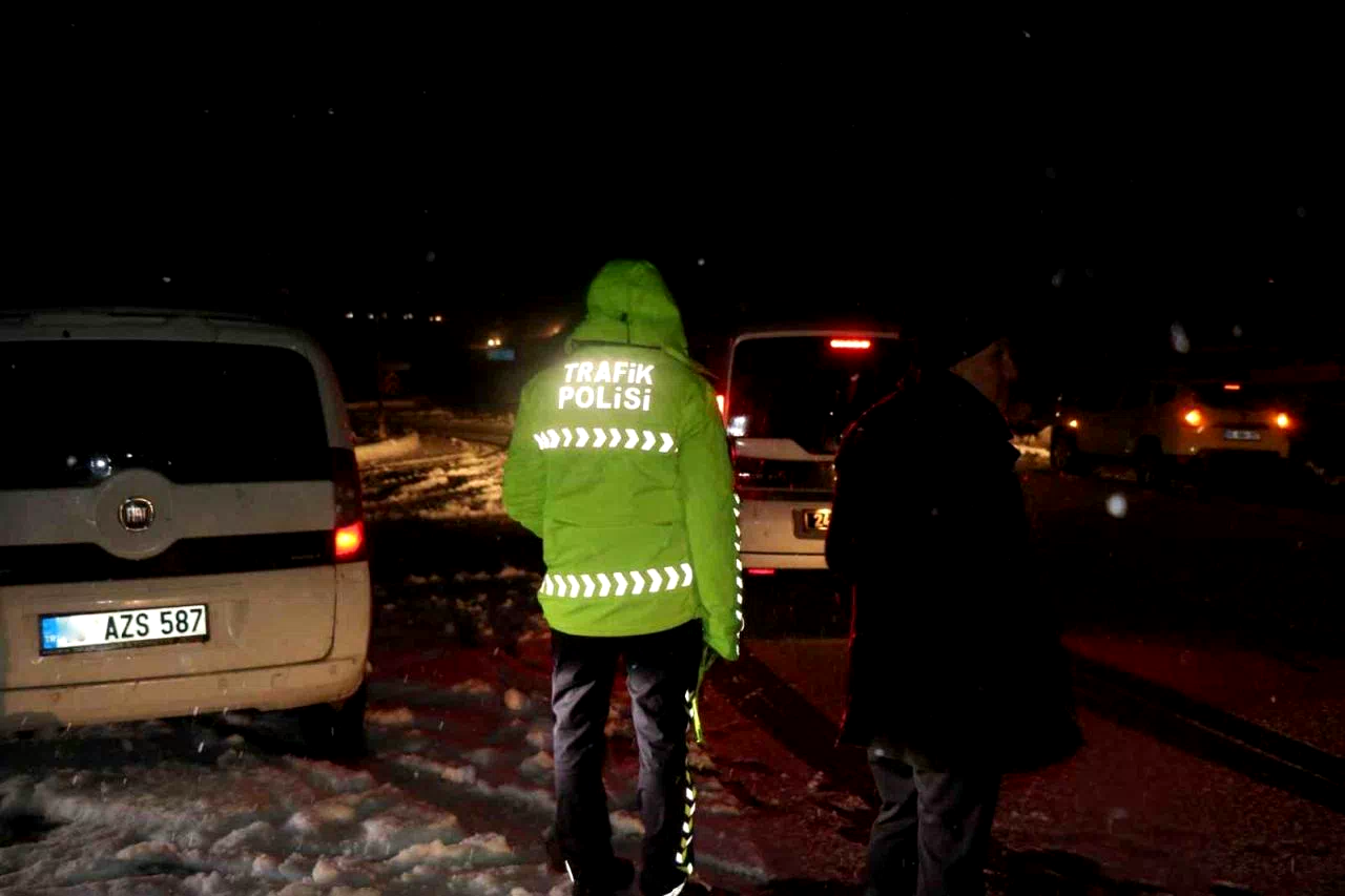 Kar ve tipi nedeniyle Sakaltutan, Kızıldağ ve Ahmediye Geçitlerinde yol ulaşıma kapandı