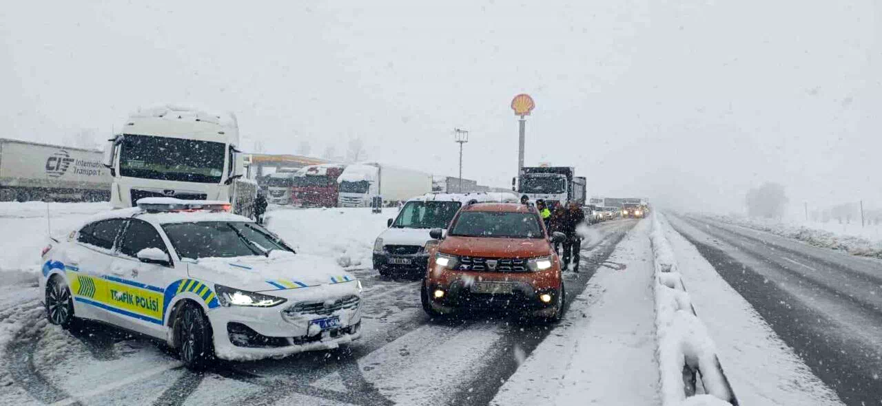 Kar ve tipi ulaşımı aksatıyor