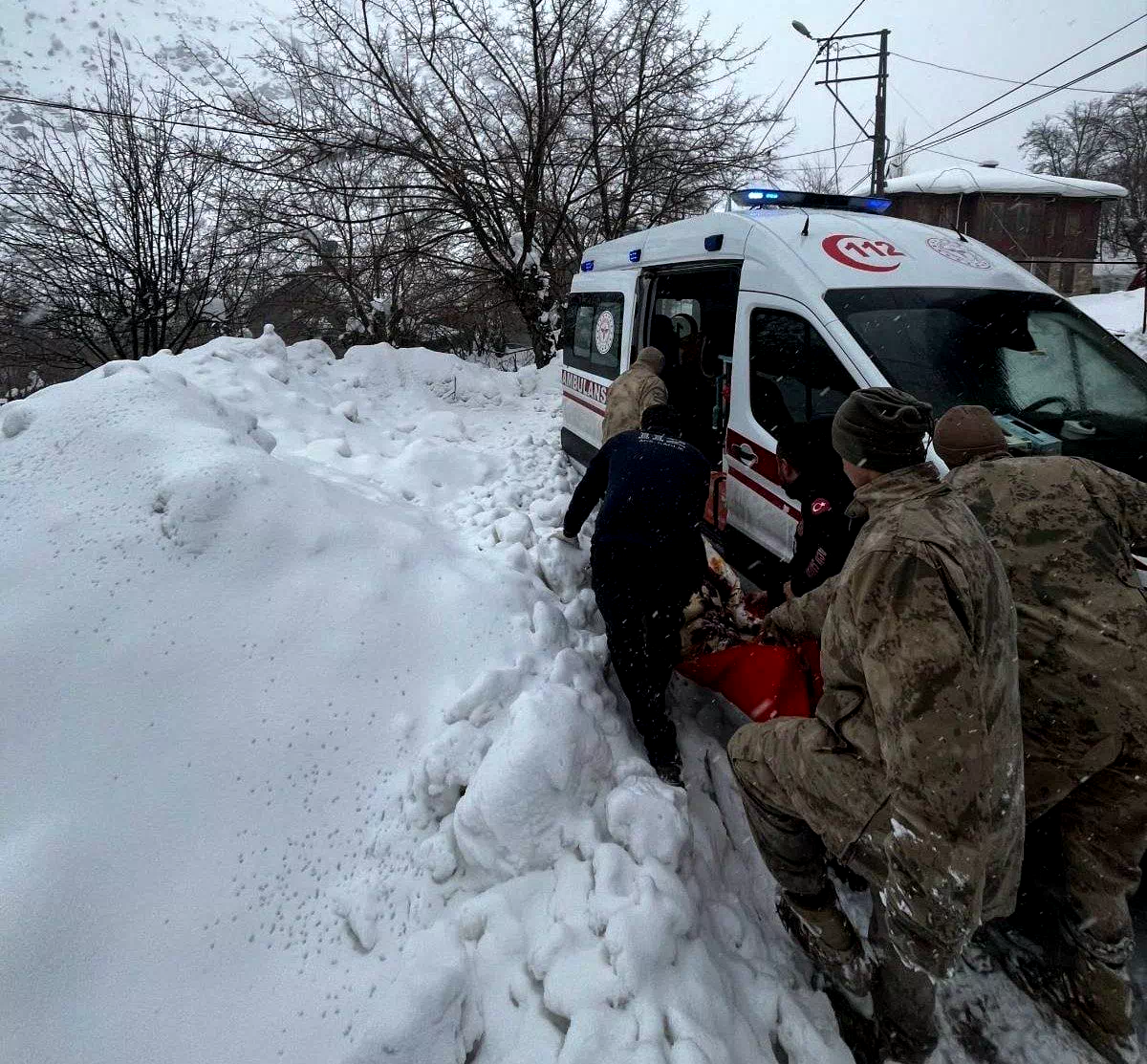 Kar ve tipiden yolu kapanan köydeki hasta kadın hastaneye ulaştırıldı