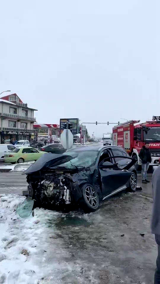 Kar yağışı trafik kazalarına neden oldu