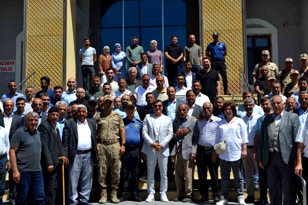 Karaçoban da Kaymakam ve İlçe Jandarma komutanına anlamlı uğurlama