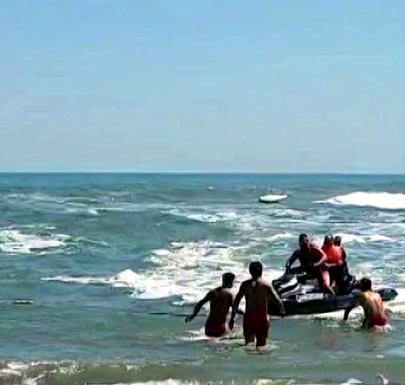 Karadeniz’de can pazarı: 3 kişi boğulmaktan son anda kurtarıldı