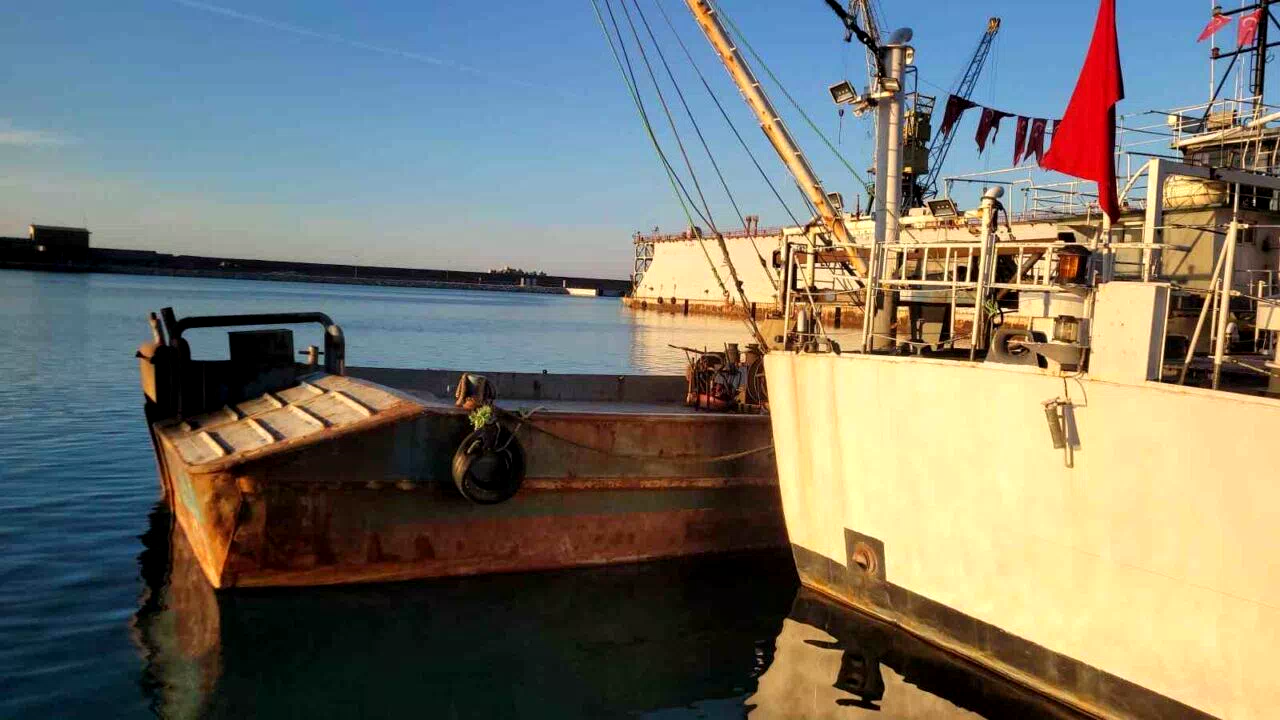 Karadeniz’de saldırıya uğrayan balıkçıları kurtaran tekne İnebolu Limanı’na çekildi