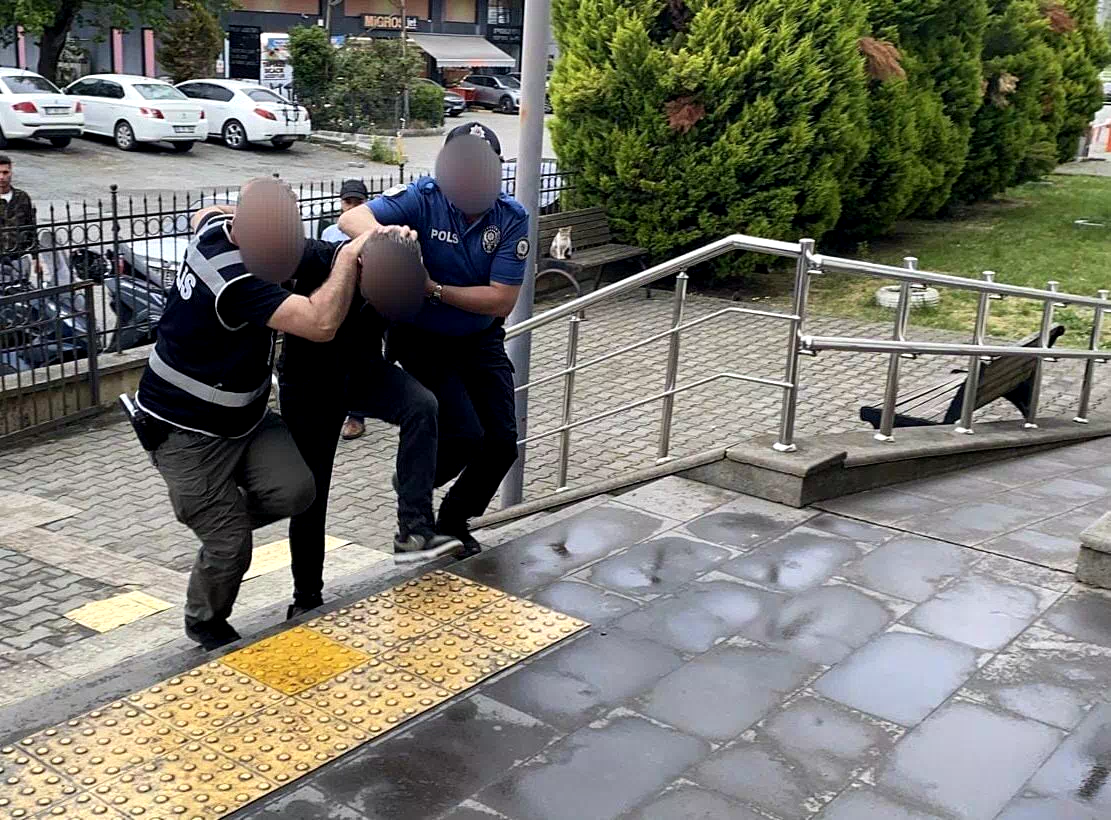 Karadeniz Ereğli’de 5 aracın camını kırarak hırsızlık yapan şüpheli tutuklandı