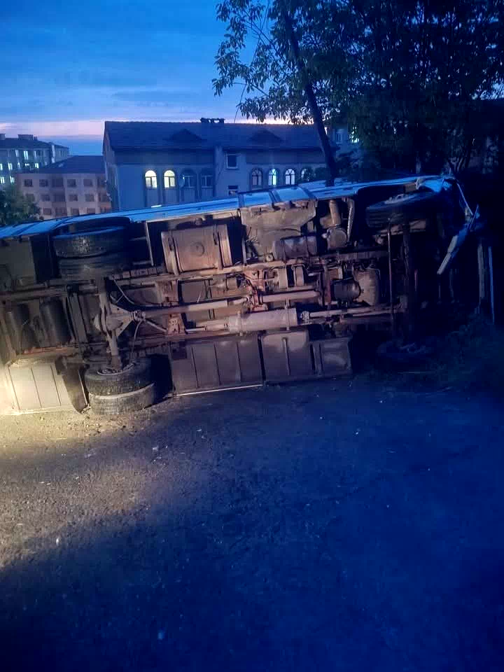 Karadeniz Ereğli’de midibüs park halindeki cipe çarptı: 2 yaralı