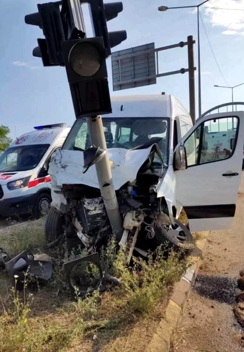 Karadeniz Sahil Yolu’nda minibüs ile otomobil çarpıştı: 13 yaralı