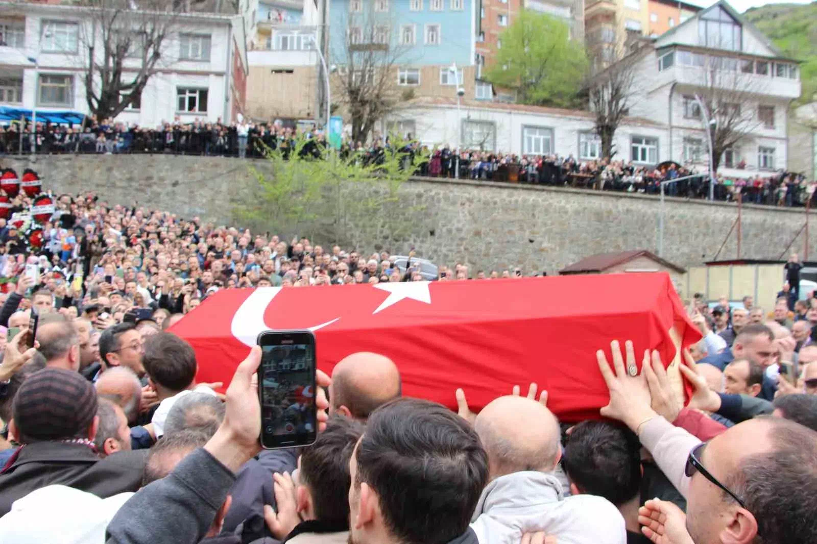 Karadenizli sanatçı Volkan Konak’ın cenazesi Trabzon’da alkışlarla uğurlandı.
