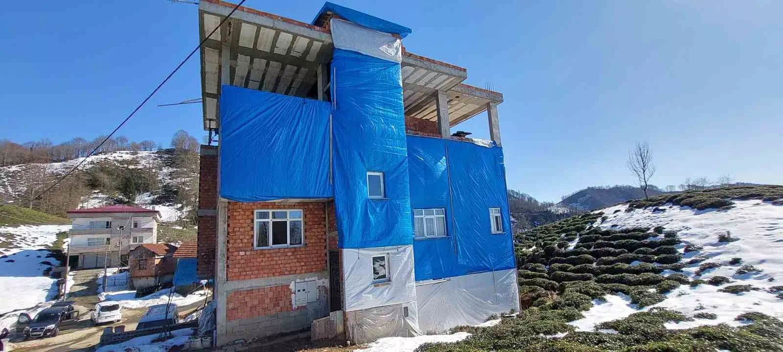 Karadenizli Vatandaş, Yağmurdan Korunmak İçin Evini Branda İle Kapladı.