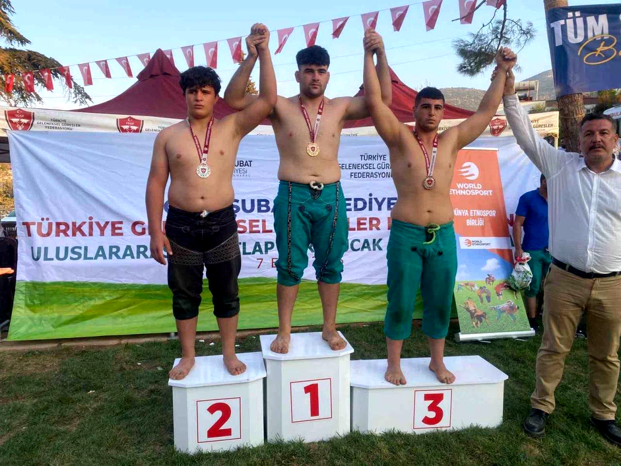 Karakucak güreşlerinde Erzincanlı sporculardan 1 birincilik, 1 ikincilik