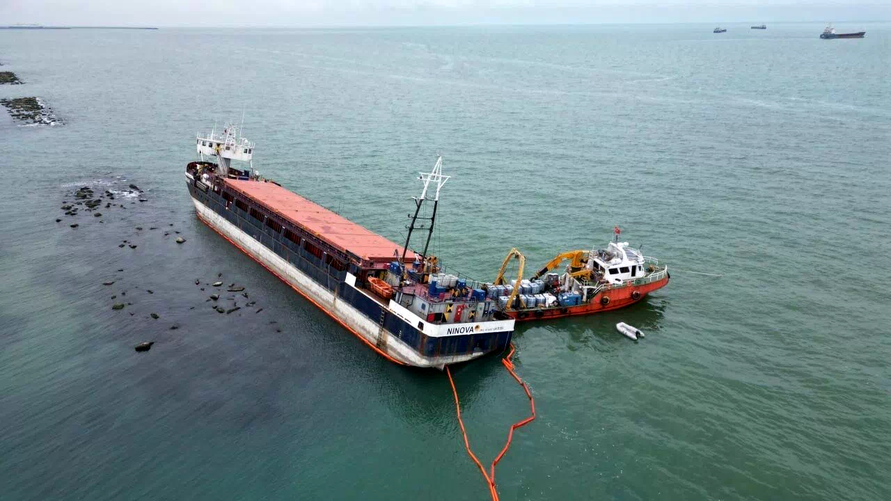 Karasu’da karaya oturan NINOVA gemisinde temizlik çalışmaları sürüyor