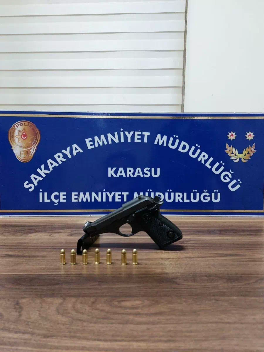 Karasu’da şüpheli şahsın üzerinden ruhsatsız silah çıktı.