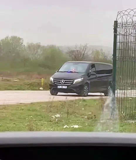 Karasu ilçesinde çakarla trafiğe çıkan minibüse toplamda 285 bin 611 TL cezai işlem uygulandı.