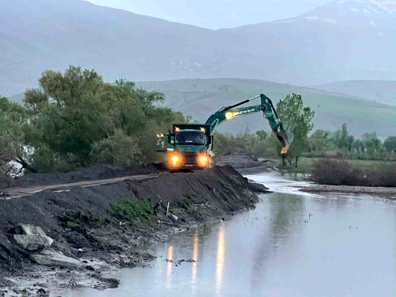 Karasu Nehri’nde sedde yükseltme çalışmaları sürüyor