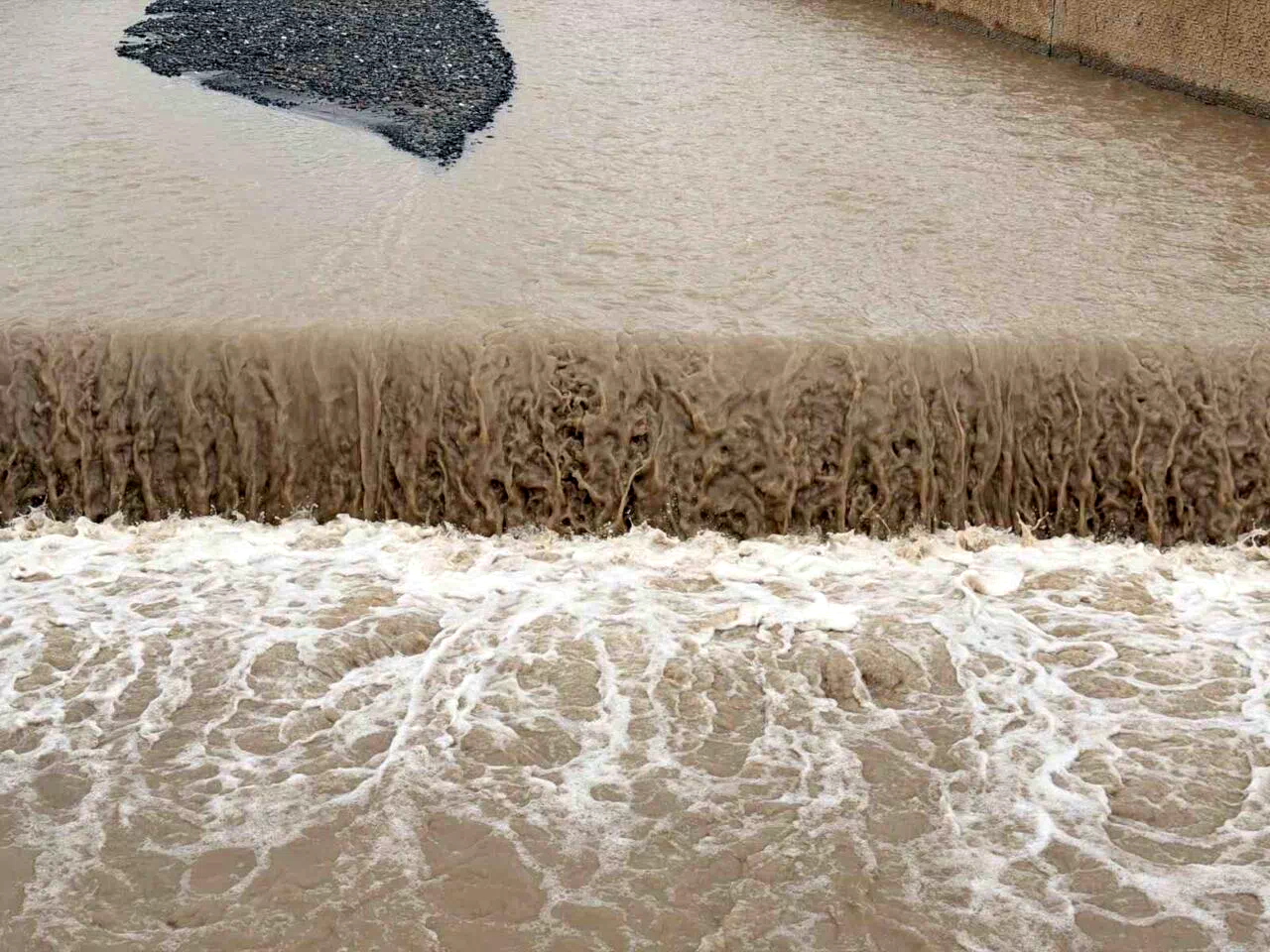 Karasu Nehri taştı, ekili alanlar suya gömüldü