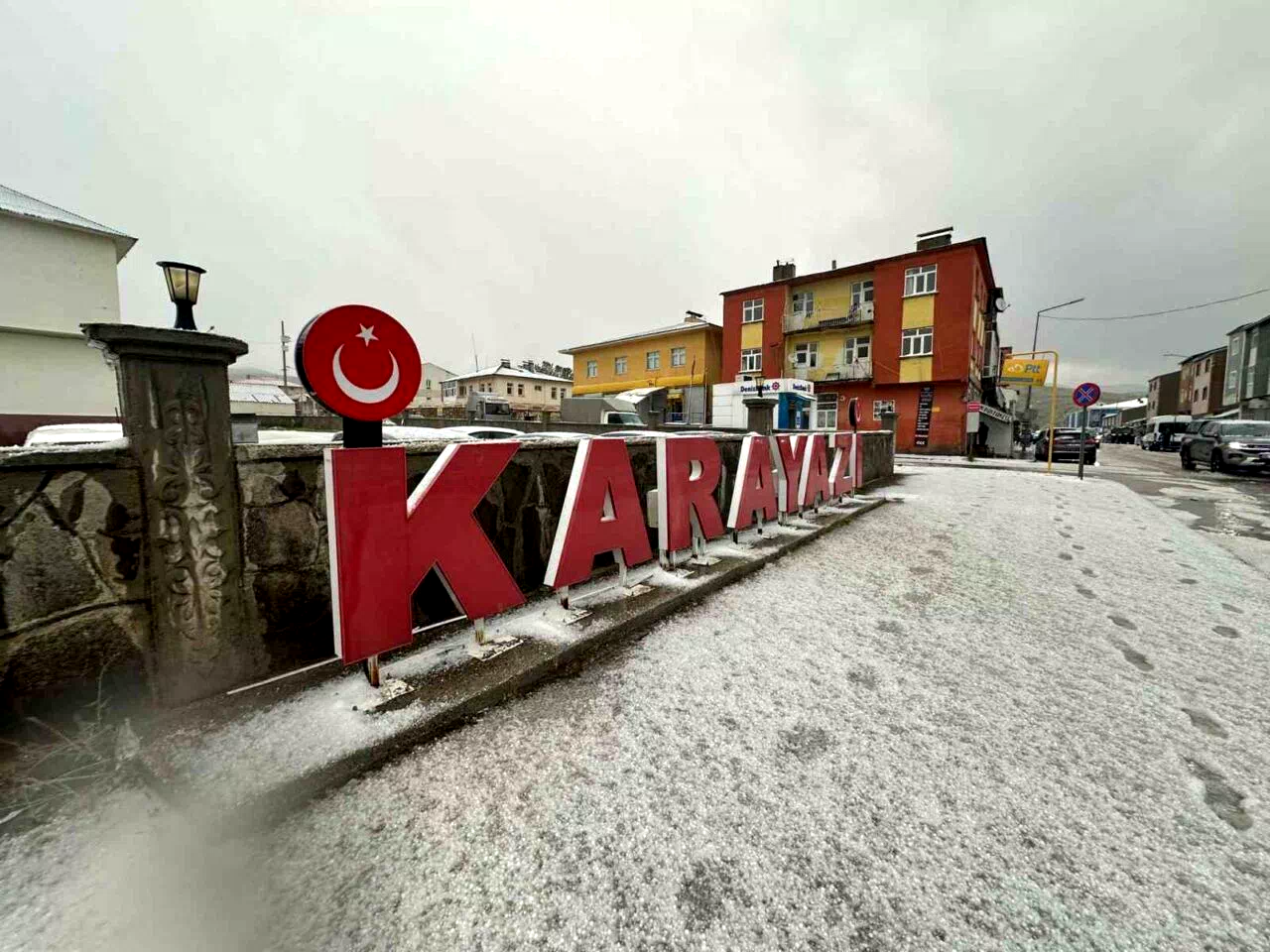 Karayazı’da dolu yağışı etkili oldu