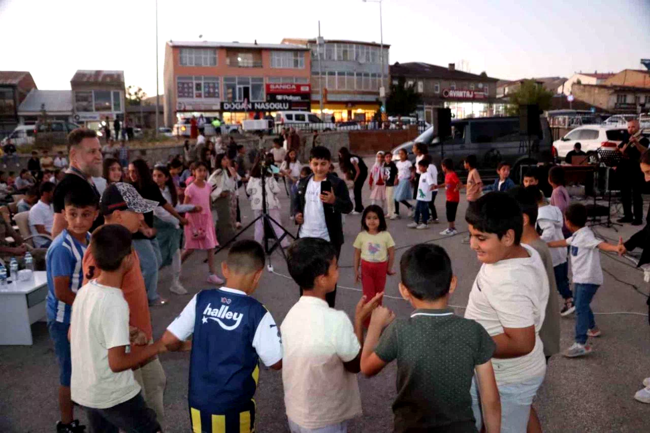 Karayazı’da gezici sinema ve açık hava konseri etkinliği