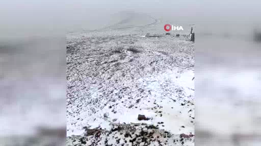 Karayazı’da Çakmak Dağı’na mevsimin ilk karı düştü