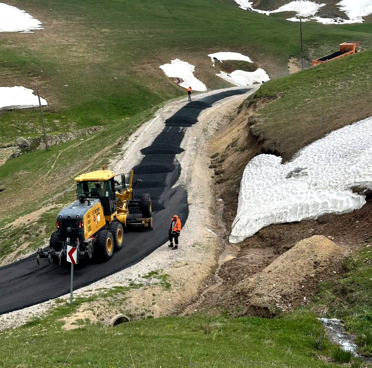 Karayolları Bayburt ekipleri Balahor yolunu asfaltlıyor