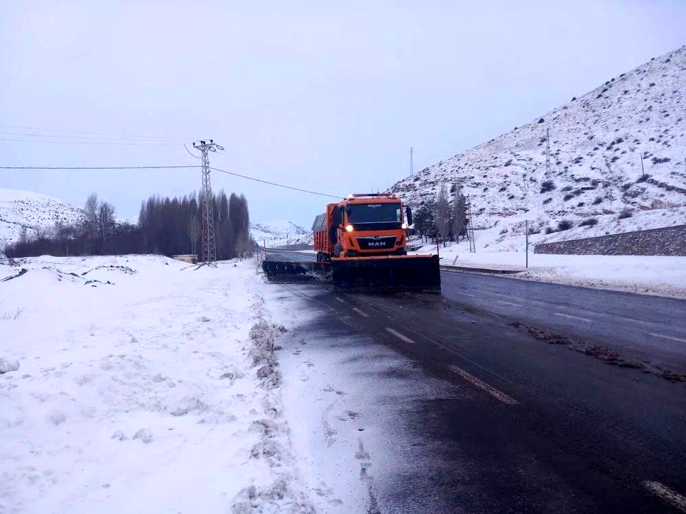 Karayolları ekipleri Bayburt’ta kar küreme ve tuzlama çalışması başlattı