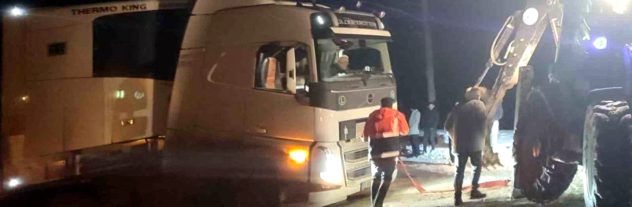 Karda mahsur kalan tır belediye ekipleriyle kurtarıldı
