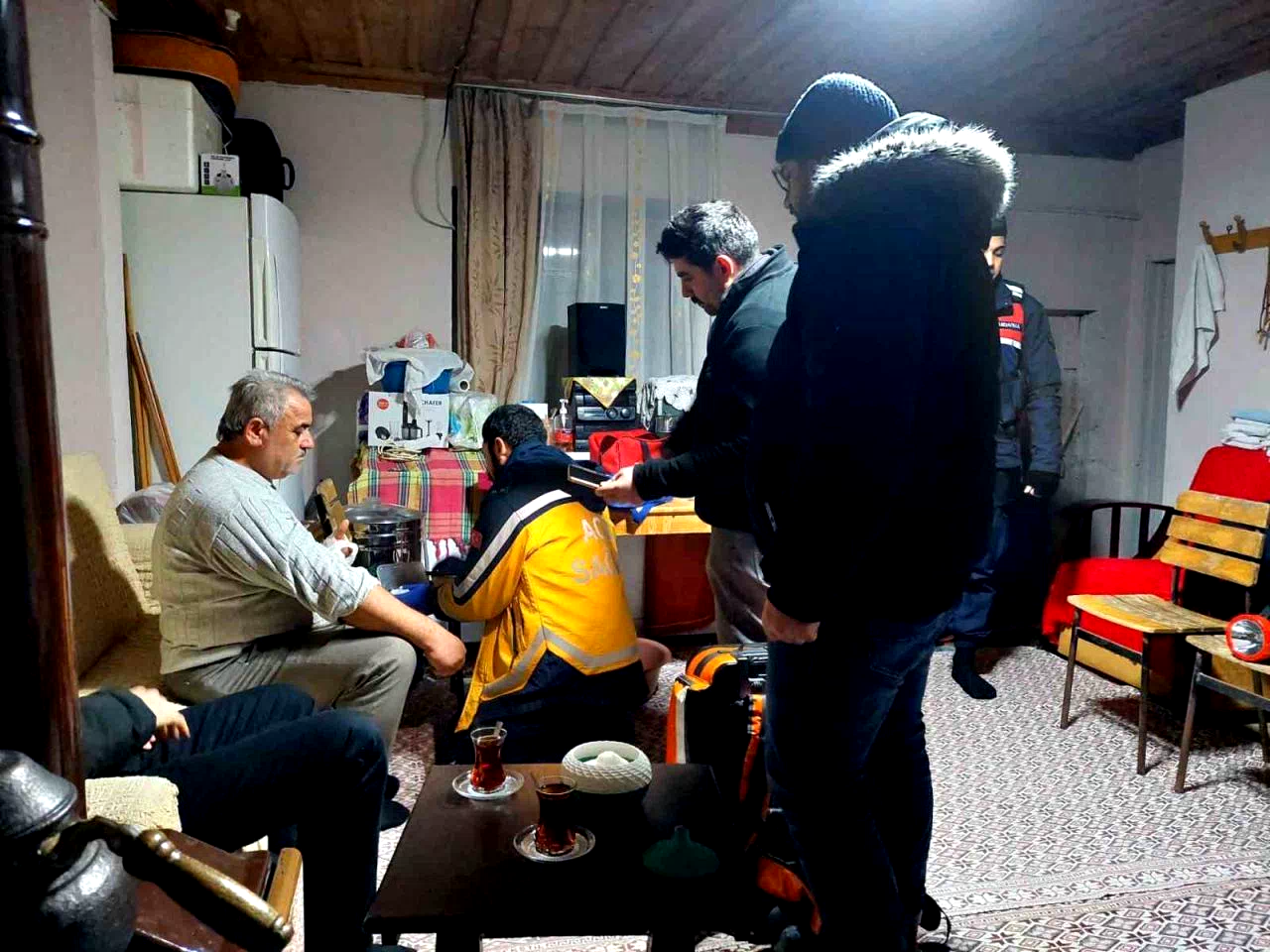 Kardan yolu kapanan köydeki yaralıya ulaşmak için zamanla yarıştılar