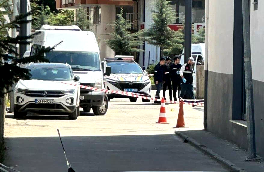 Kardeşini hastane önünde silahla yaraladı