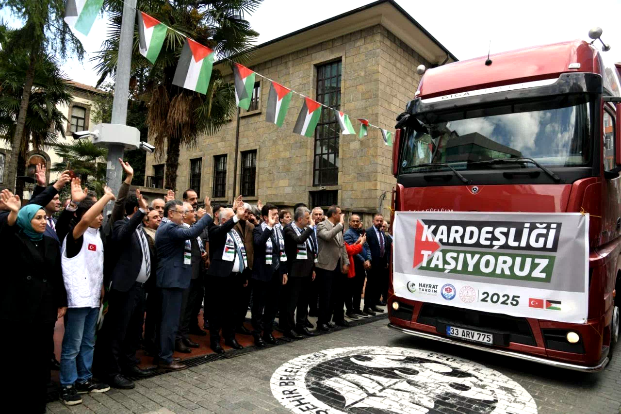 Kardeşlik tırları Trabzon’dan Gazze’ye dualarla yola çıktı