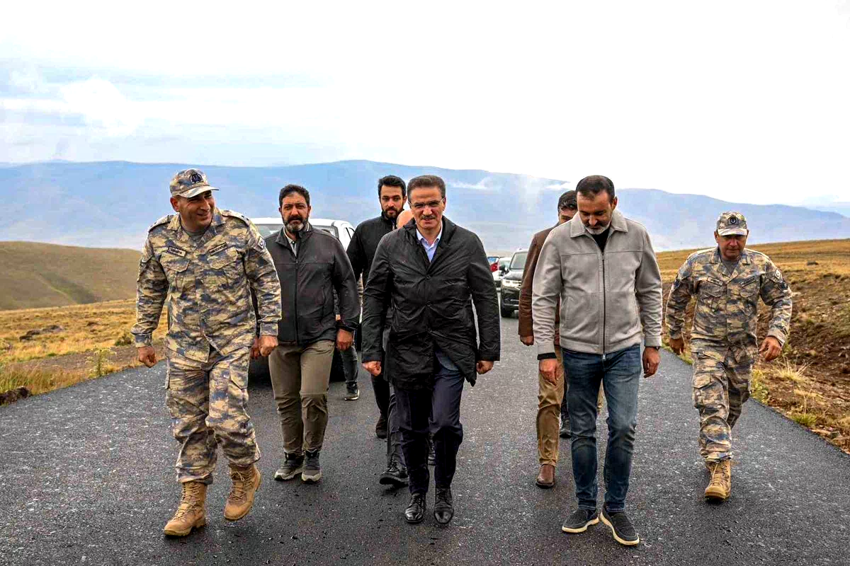 Kargapazarı Dağı’nda Hava Radar Mevzi Komutanlığı yolu sıcak asfaltla yenileniyor