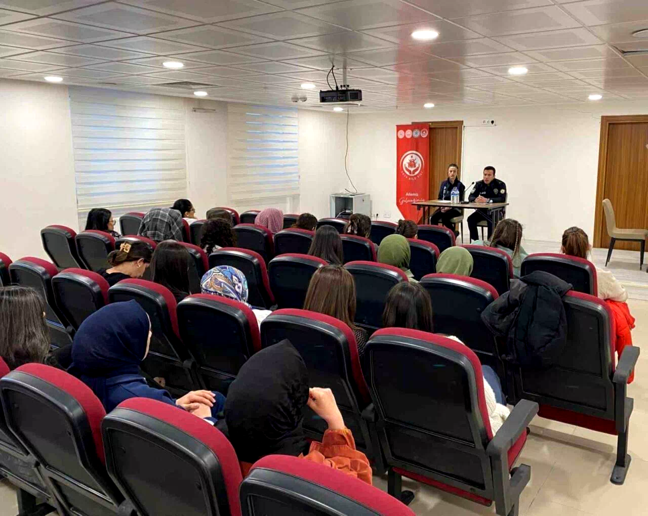 “Kariyer Günleri Projesi” kapsamında üniversite öğrencilerine seminer düzenlendi