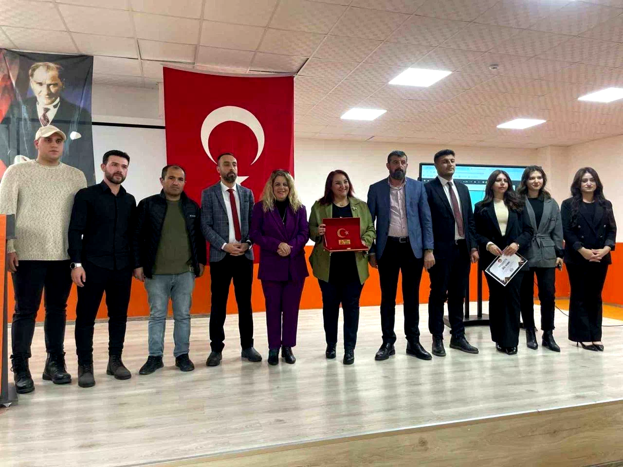 Kariyer planlama ve gelecek tasarımı konferansı gençlerle buluştu