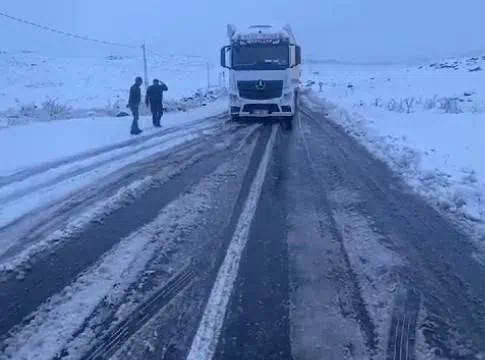 Kars-Ardahan karayolunda yoğun kar yağışı: Ulaşımda aksamalar yaşandı