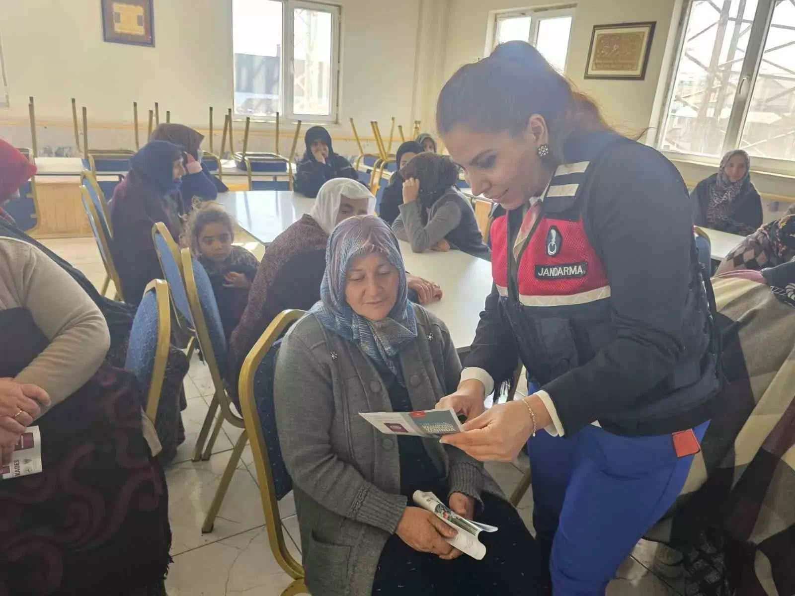 Kars Jandarmasından Halefoğlu Köyünde Aile İçi Şiddet ve Erken Yaşta Evlilik Eğitimi