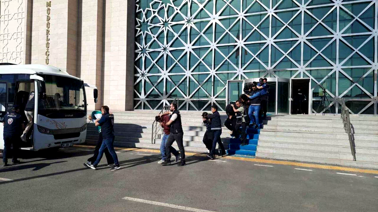 Kars polisi yüzlerce kişiyi dolandıran çeteyi çökertti